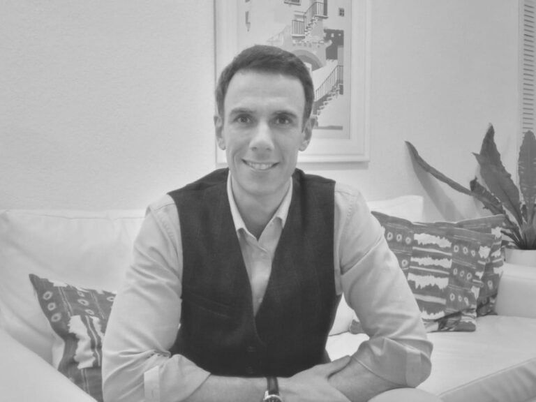 Pablo Hanssmann sentado en su consultorio