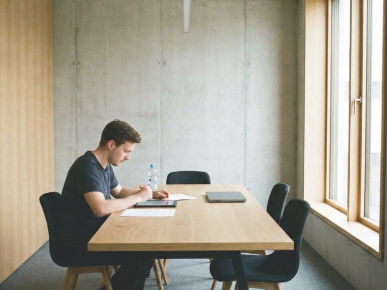 un hombre sentado en una mesa de reuniones realizando test psicologicos