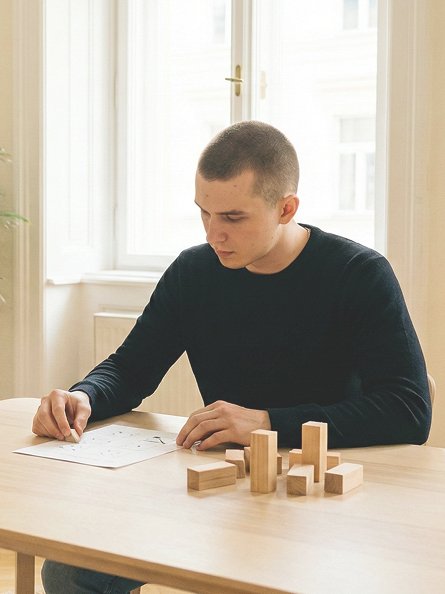 un hombre realizando pruebas psicomotrices en una mesa de reuniones